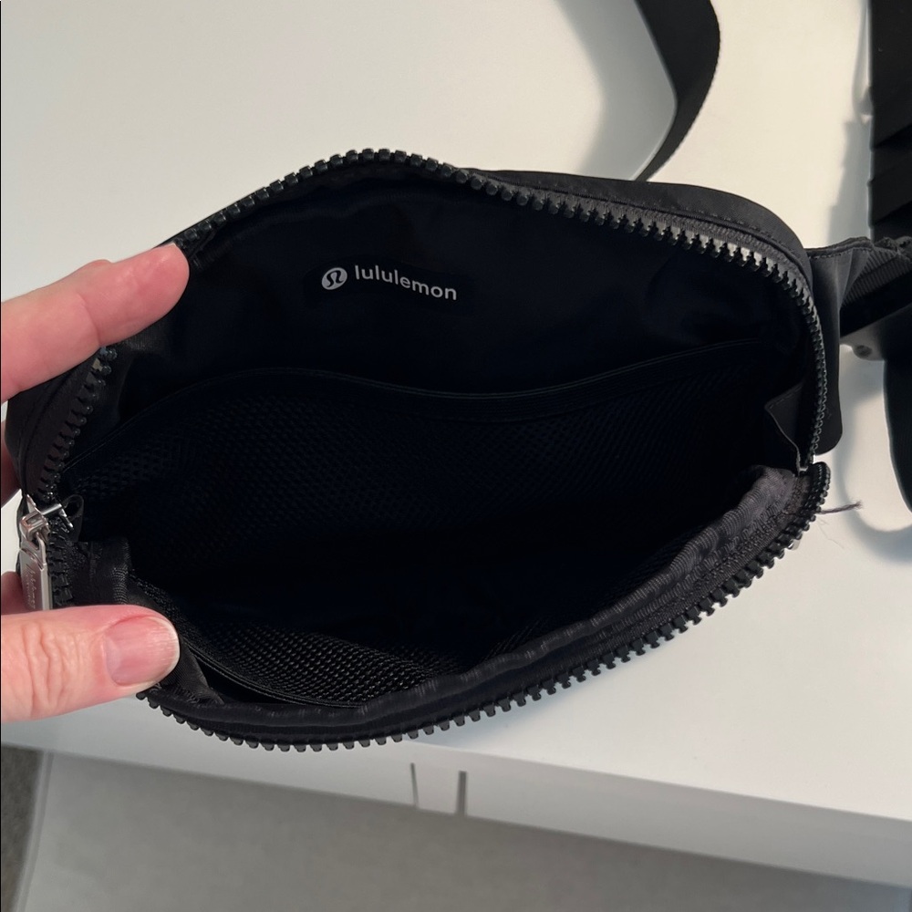 lululemon athletica Black Belt Bag - used 2 times perfect condition - Picture 3 of 3